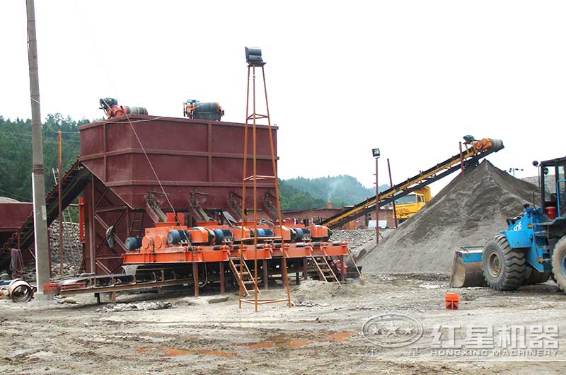 小型双辊制砂机已在河南客户砂石厂作业5年