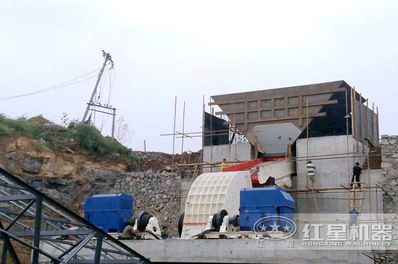 时产100吨石英砂重锤式破碎机生产现场